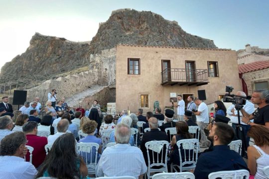 Η Λίνα Μενδώνη στα γκαίνεια του Μουσείου Γιάννης Ρίτσος.